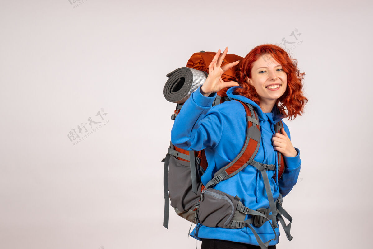 旅行女游客背着背包上山旅游微笑人情感