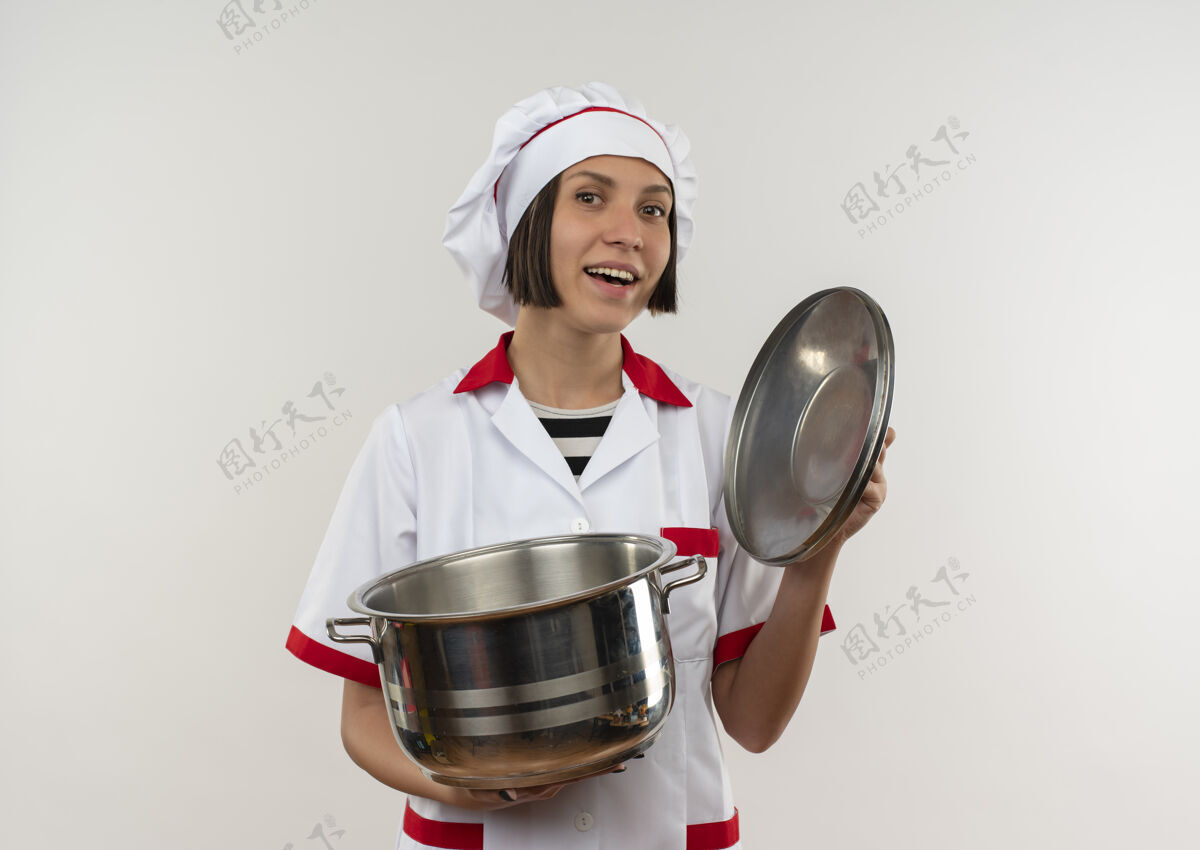 厨师快乐的年轻女厨师穿着厨师制服拿着白色的锅盖和锅盖锅盖子年轻