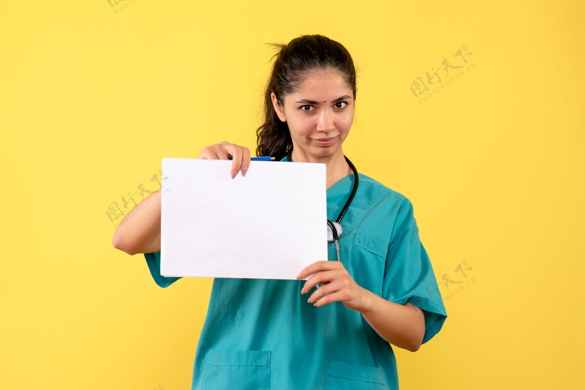 一张纸正面图女医生拿着文件站着黄色自信站着