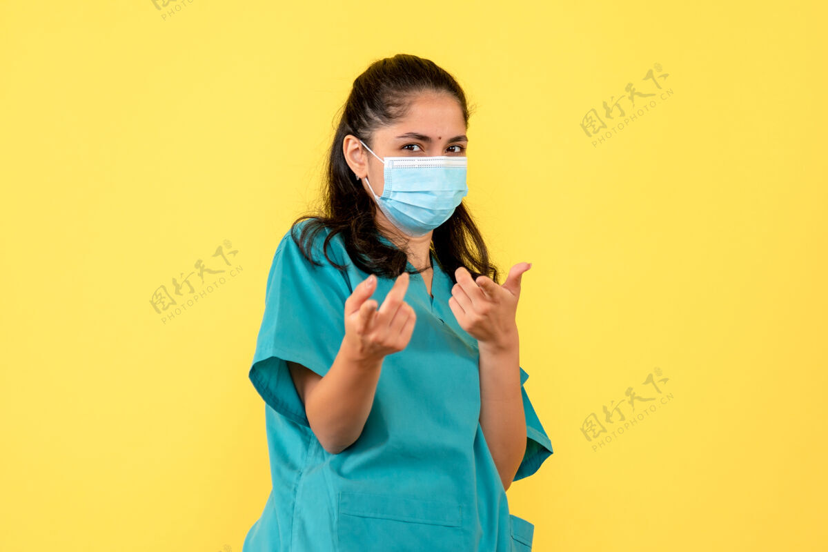 面具前面是戴着面具的女医生 手指指着前面手指指点女人