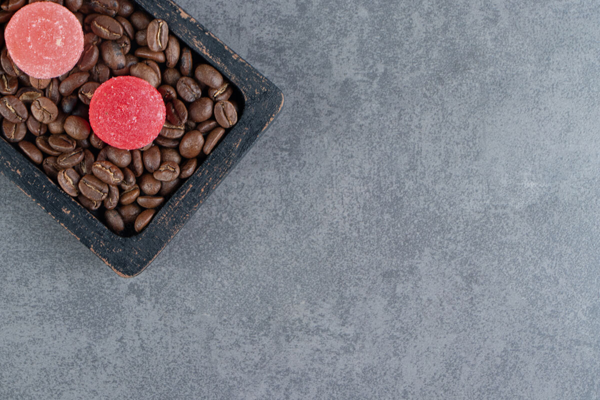 糖果冻糖果和咖啡豆放在深色的木板上果冻糖果美味