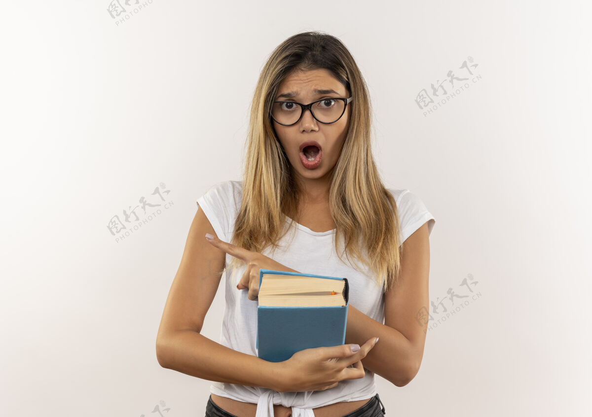 壁板印象深刻的年轻漂亮的女学生戴着眼镜 背着书包 指着旁边孤立的白色指着学生抱