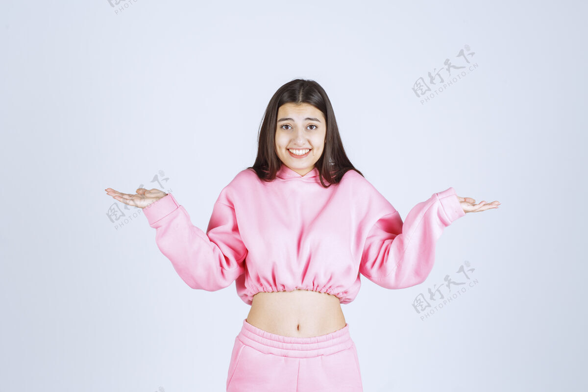 成人穿着粉色睡衣的女孩摆出一副又脏又欢快的姿势女人人类微笑