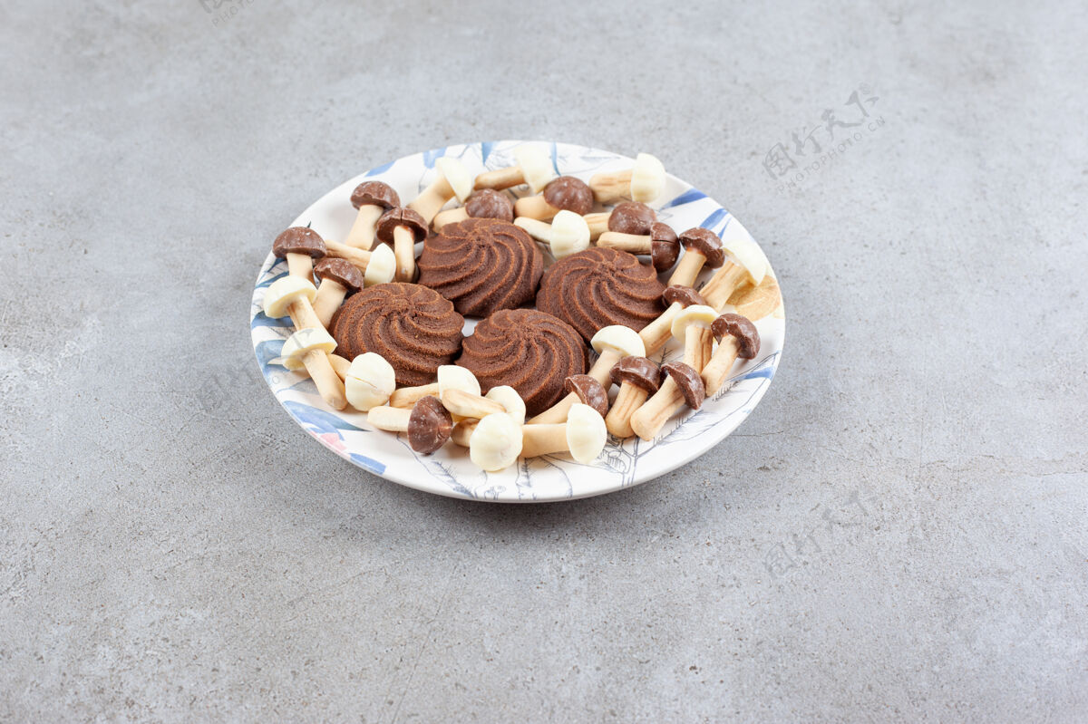 巧克力在大理石背景的盘子上 饼干被巧克力蘑菇包围高质量的照片曲奇糕点营养