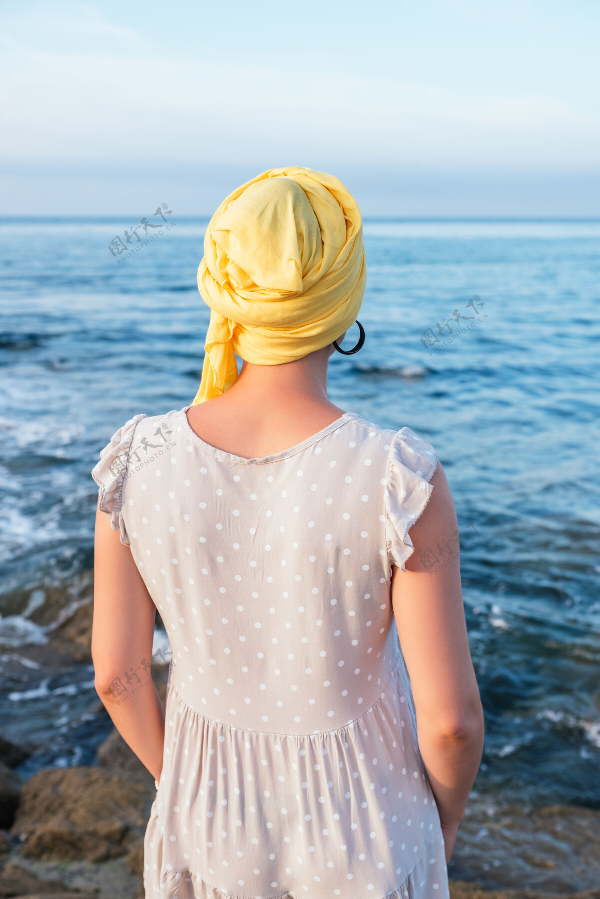风景在海边放松的年轻女性的选择性聚焦镜头自然女性海边
