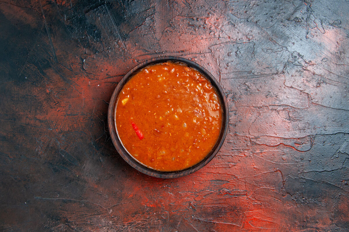 保存混色桌上棕色碗中番茄汤的水平视图年龄混合食物