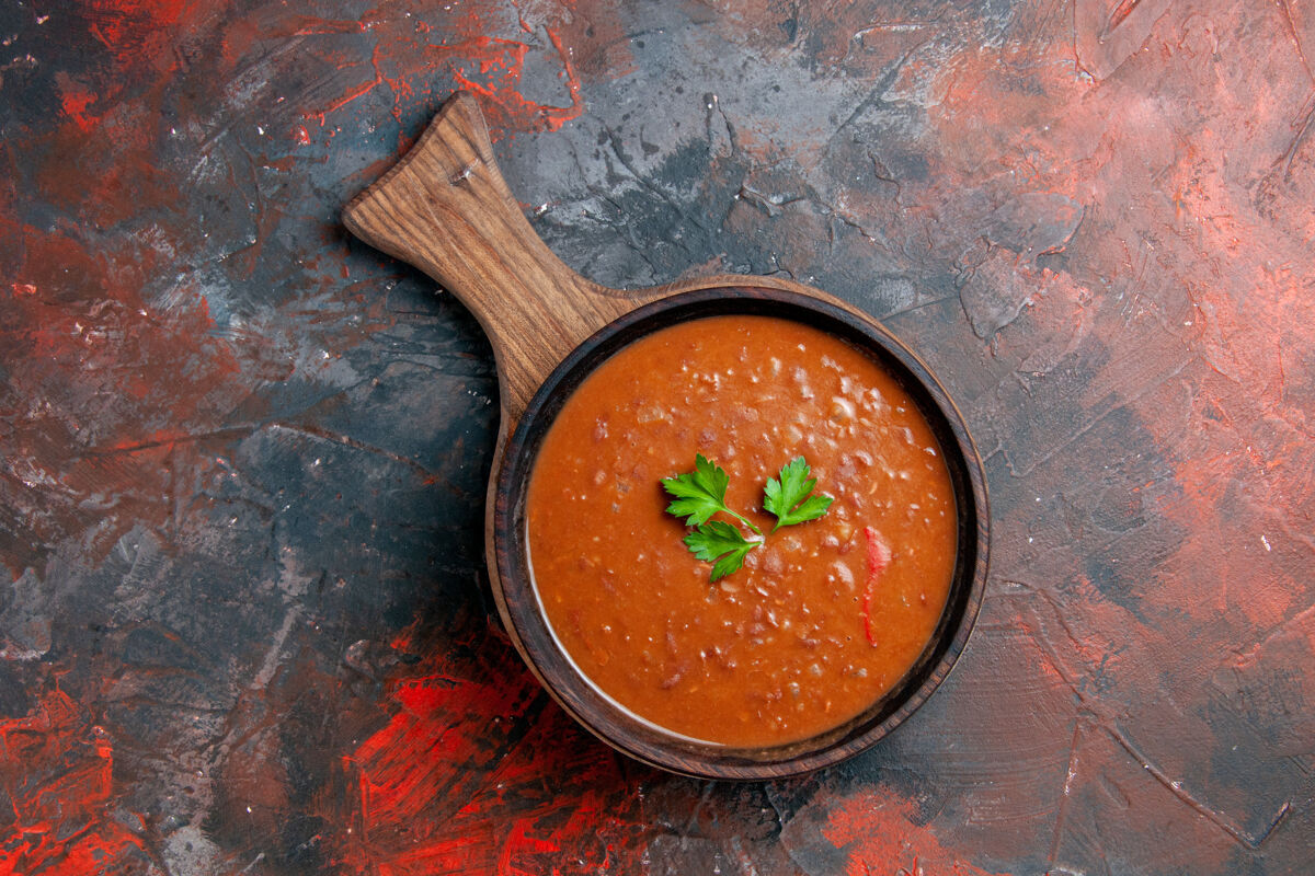食物上图：混合色桌子上棕色砧板上的经典番茄汤健康汤容器