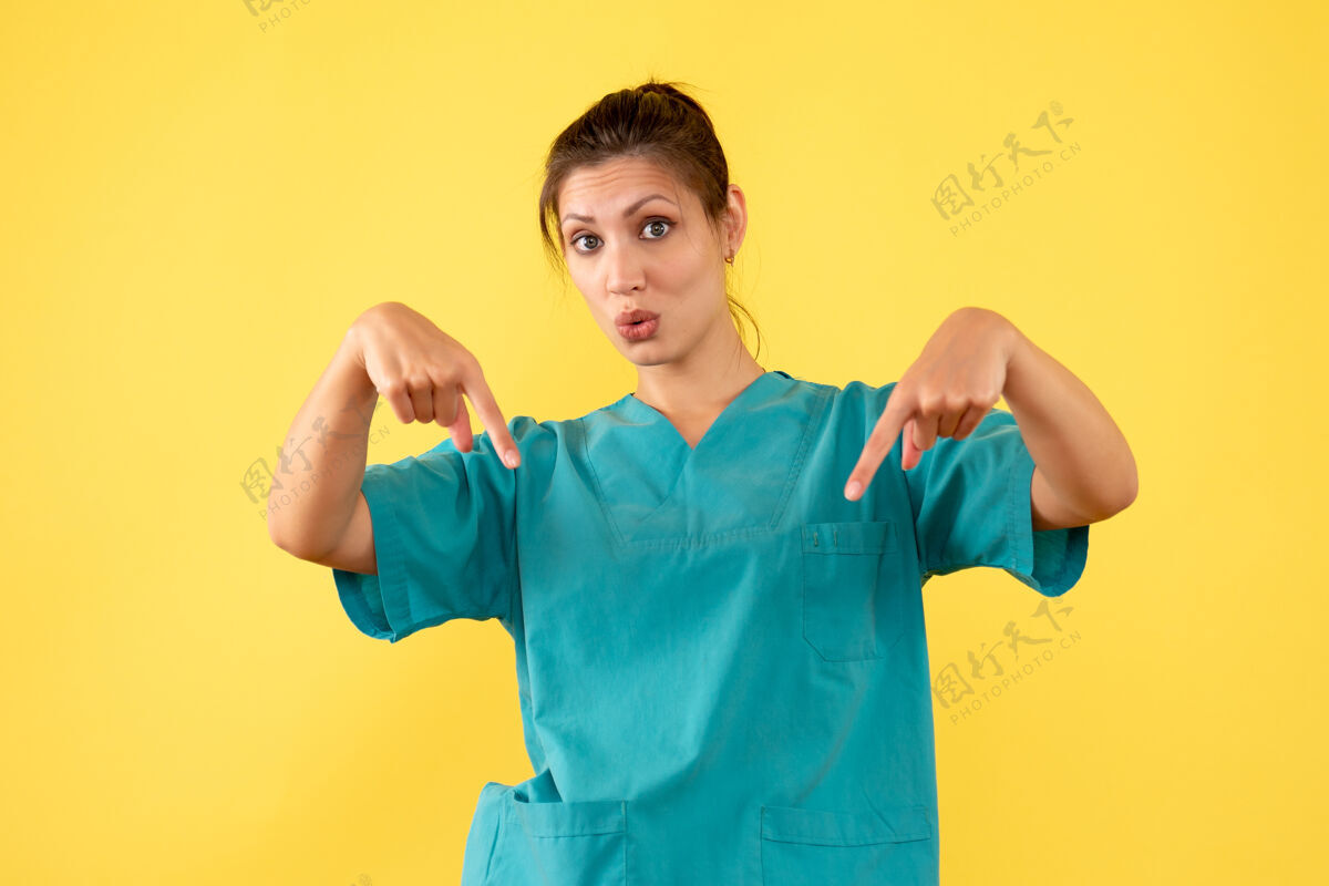 一前视图黄色背景上穿着医用衬衫的女医生女医生衬衫医疗
