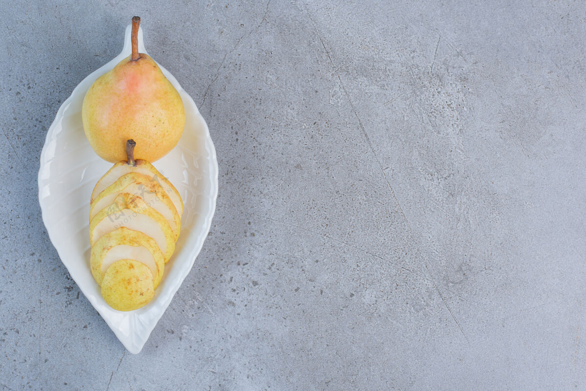 饮食大理石背景上有梨的花式拼盘美味水果梨