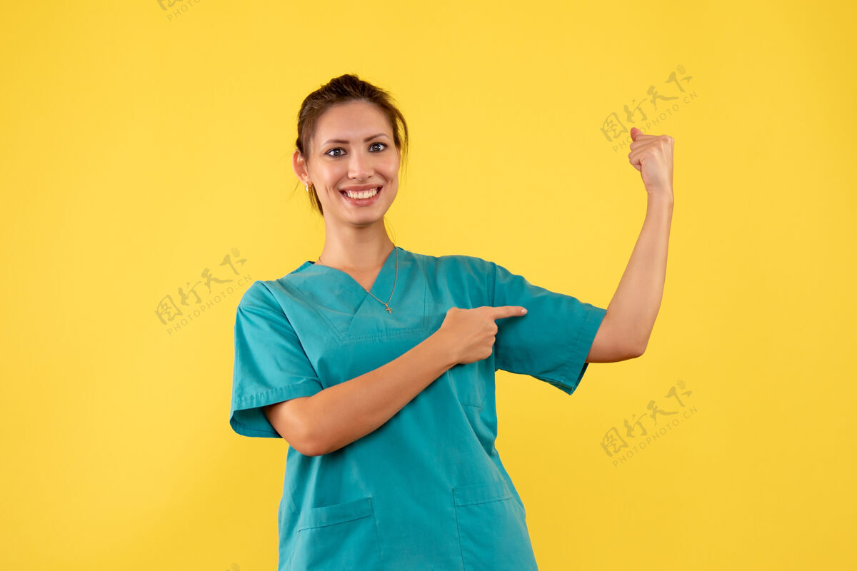 正面前视图穿着医用衬衫的女医生在黄色背景上弯曲休闲人肖像