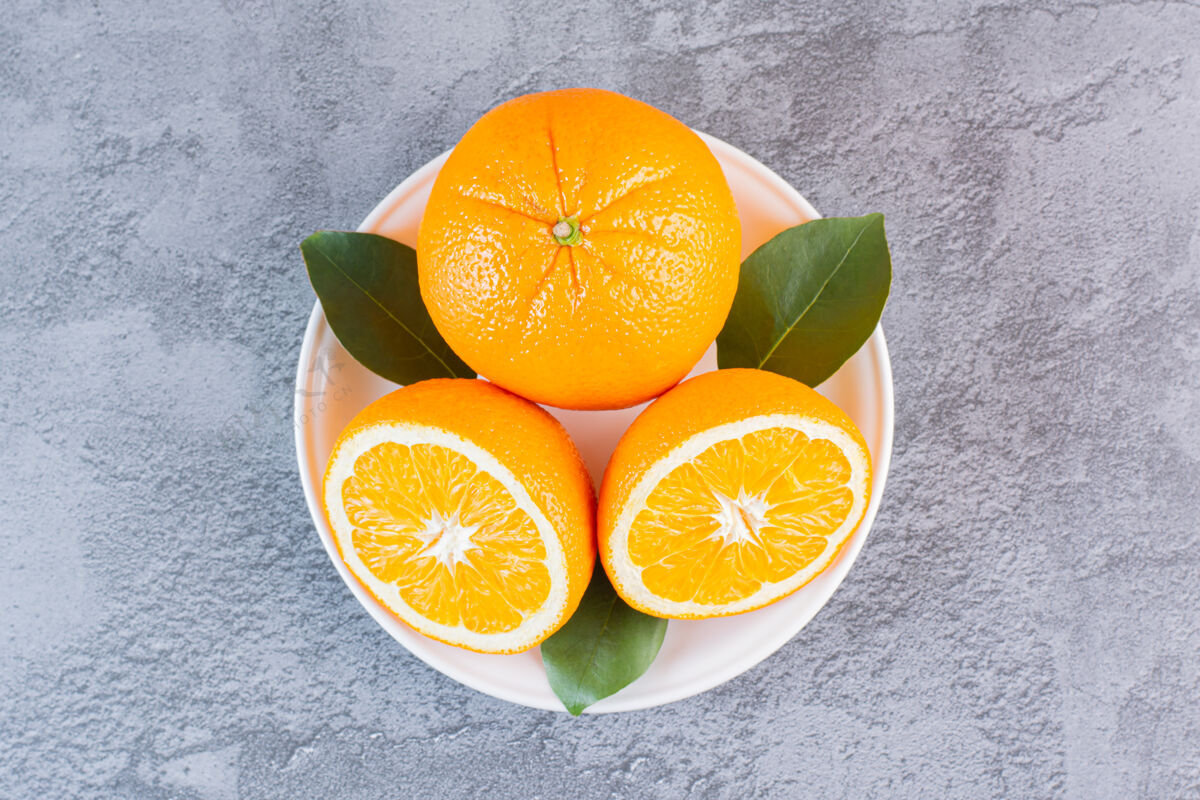 酸橙有机柠檬的特写照片在灰色的白色盘子上食品收获柠檬