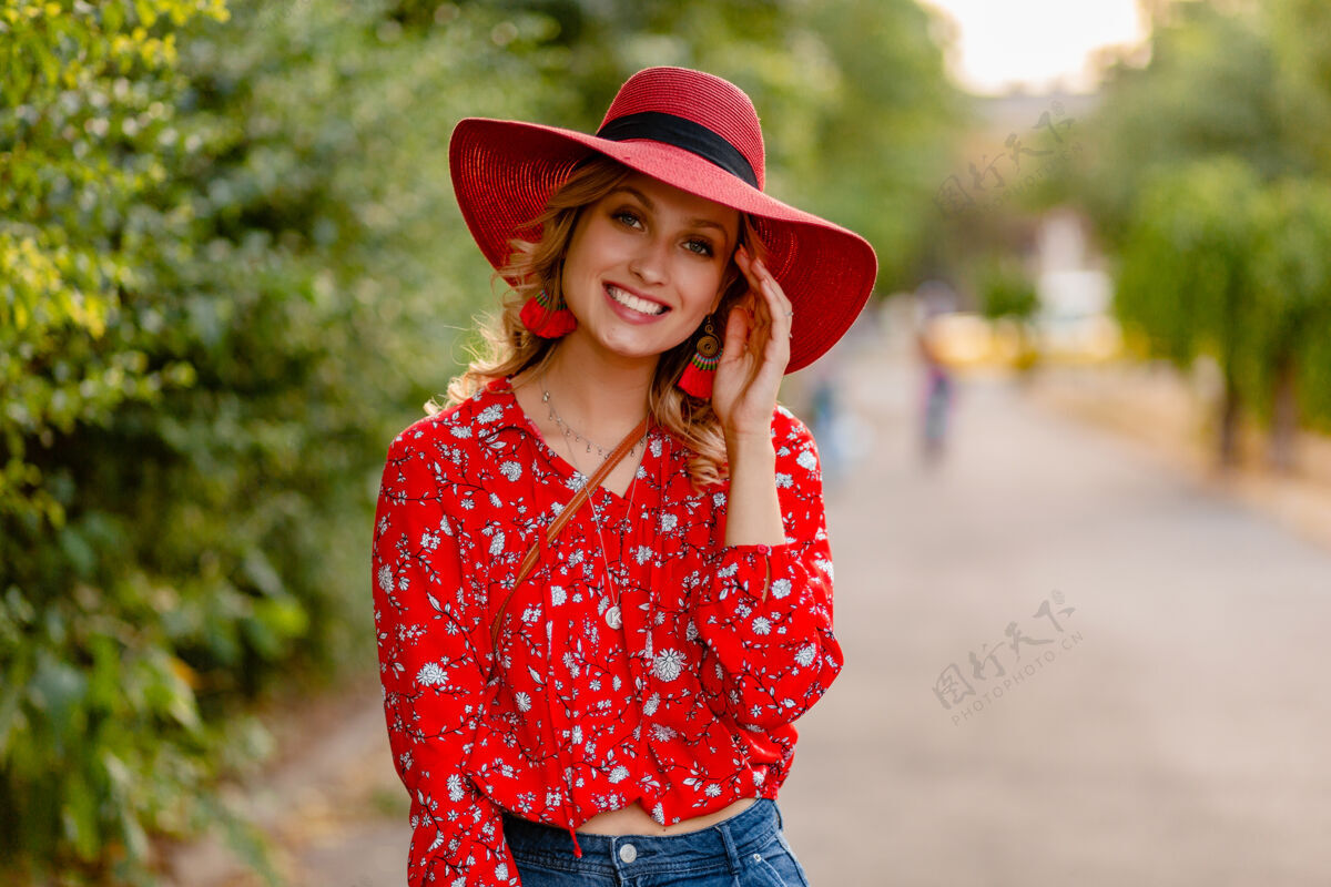 金发美丽迷人的时尚金发微笑的女人在稻草红帽子和衬衫夏季时尚服装优雅魅力女人