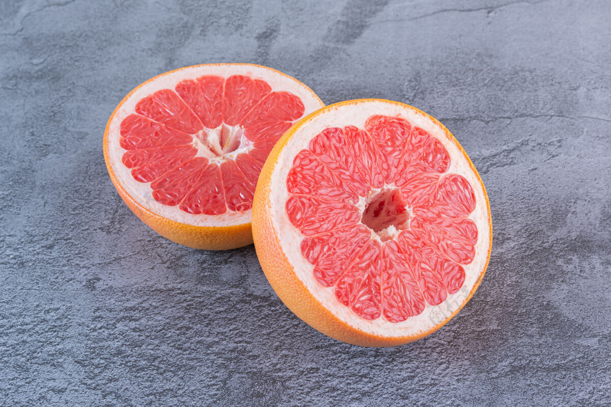 热带特写照片多汁的柚子片在灰色变异分支水果