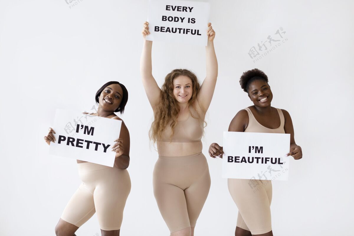 女性授权三个女人举着写着身体积极声明的标语牌标语牌身体积极性授权