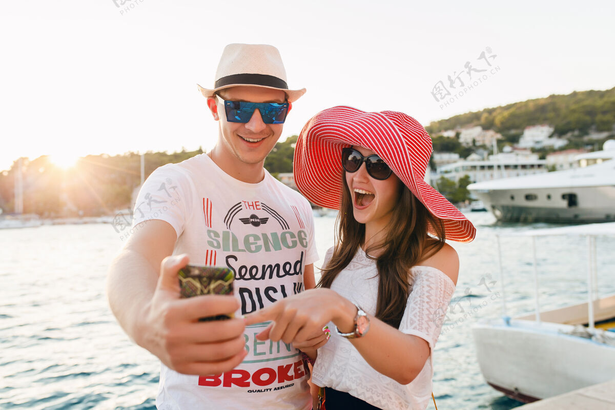 女人在希腊和克罗地亚浪漫蜜月旅行的年轻情侣享受阳光旅游