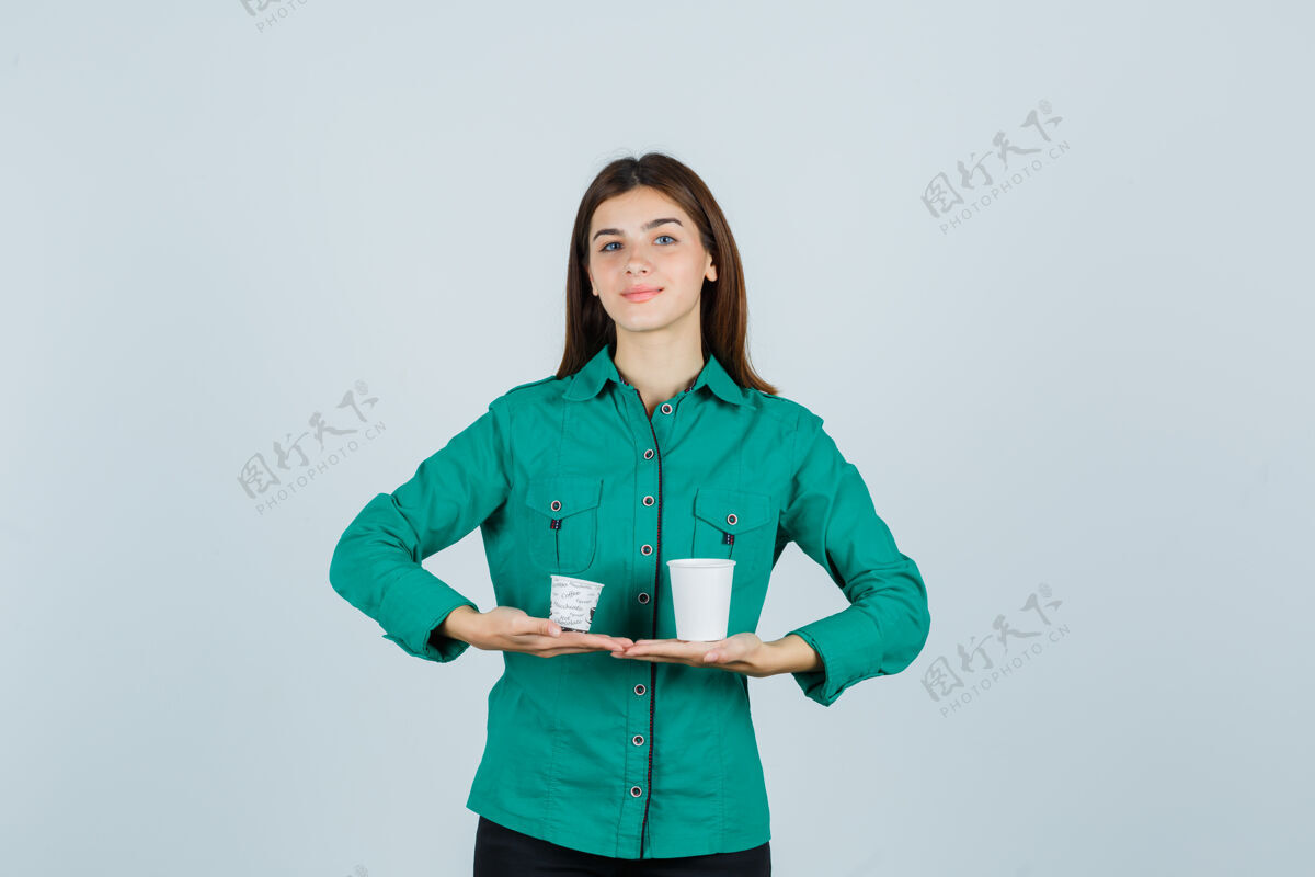 女士年轻的女士拿着塑料杯的咖啡在衬衫上 看起来很高兴 前视图护理健康自然