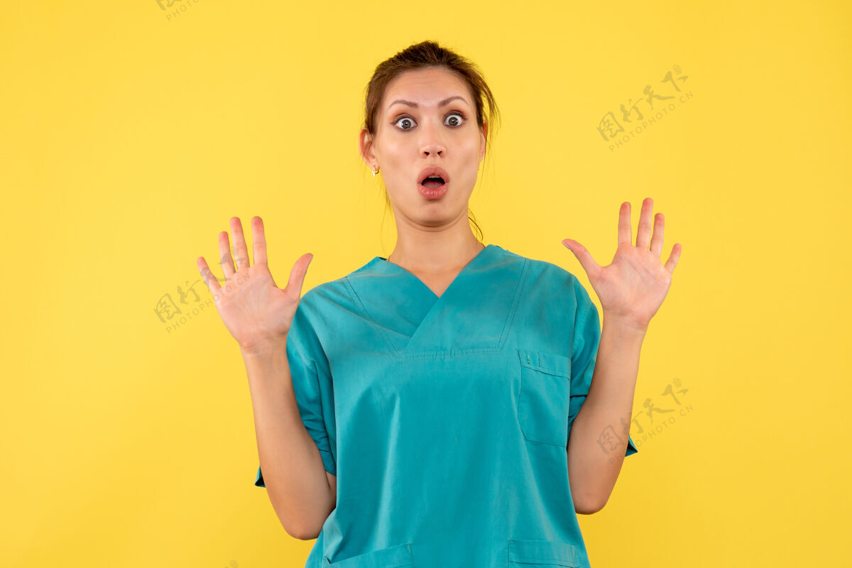 病毒前视图黄色背景上穿着医用衬衫的女医生正面成人衬衫