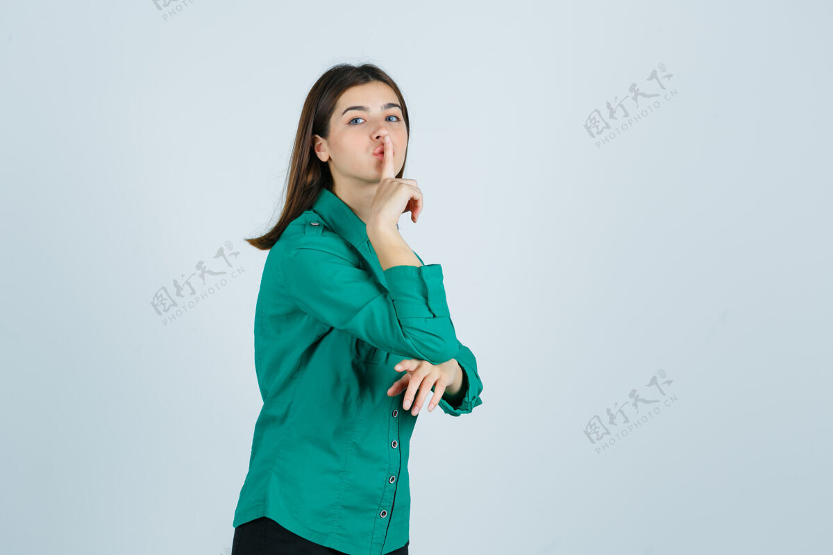 互联网美丽的年轻女士穿着绿色衬衫 表现出沉默的姿态 仔细地看着前方的景色流感成人人