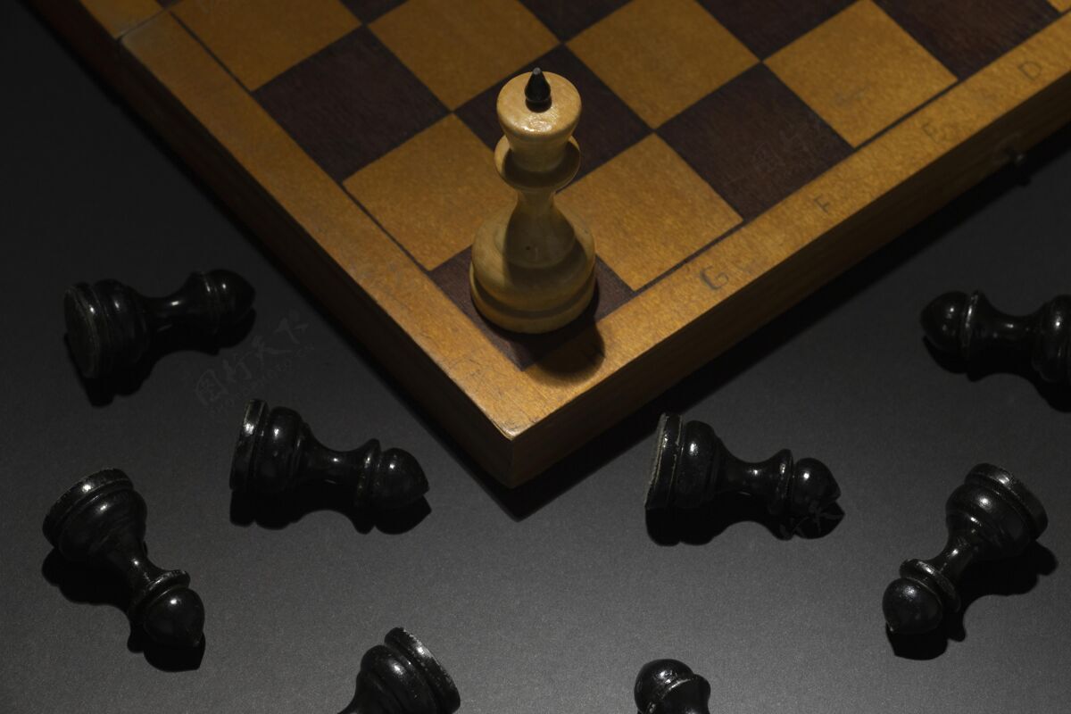 战略白王棋子和黑棋子成功的概念成功将死小雕像