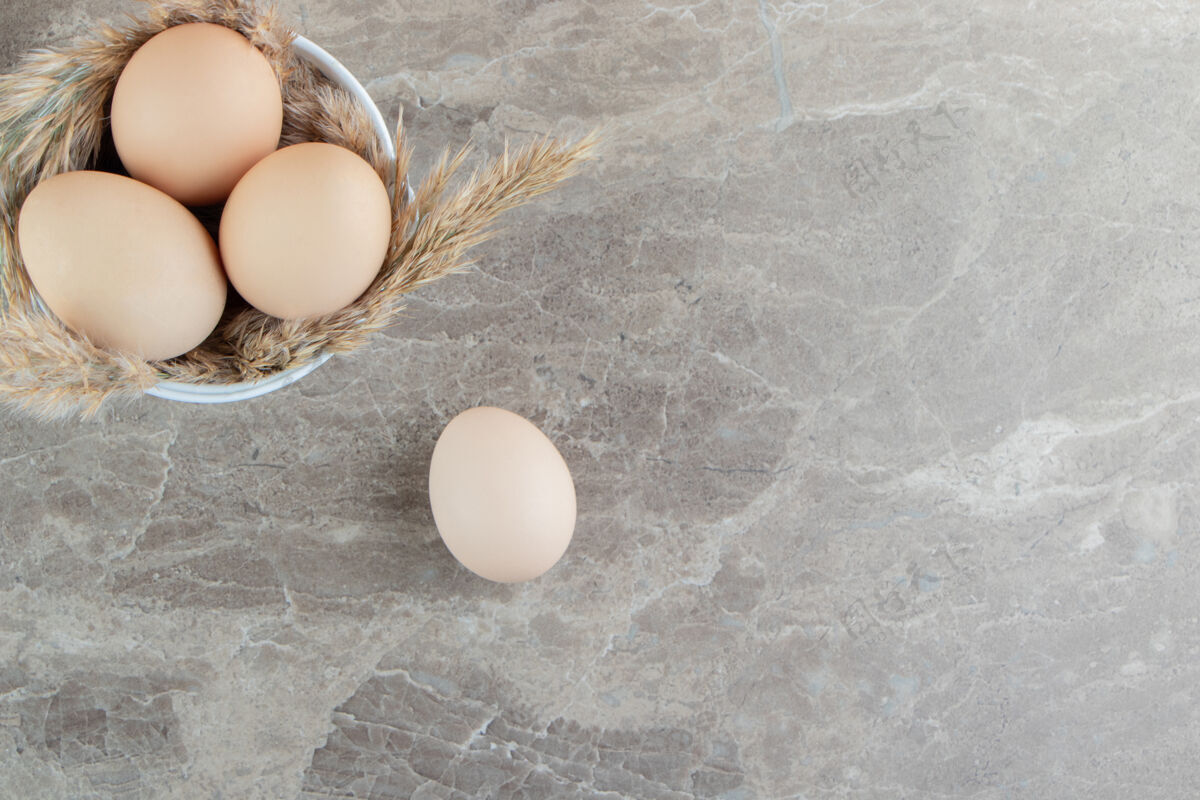 蛋壳一碗生鸡蛋放在大理石表面小麦烹饪食品