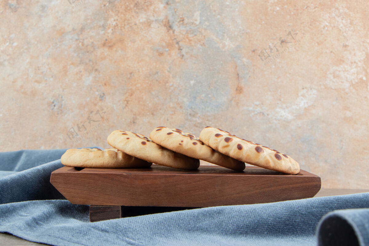 糕点在木板上塞满巧克力的自制饼干自制烹饪面包房