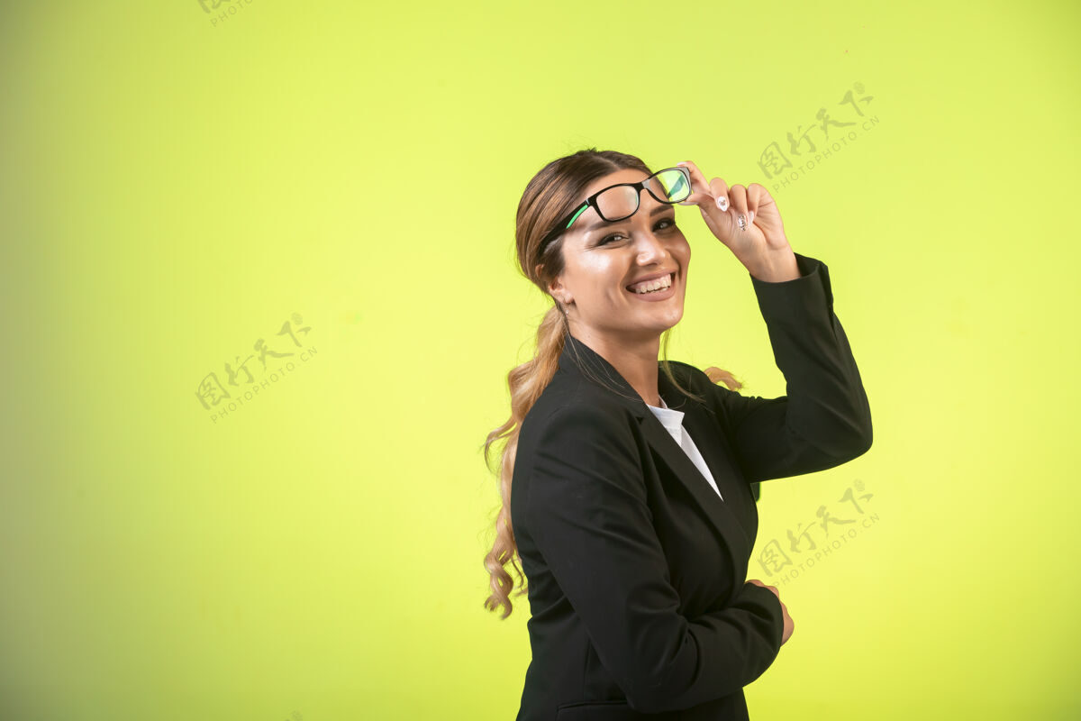 办公室穿黑色外套戴眼镜的女商人看起来很积极薪资面试工厂