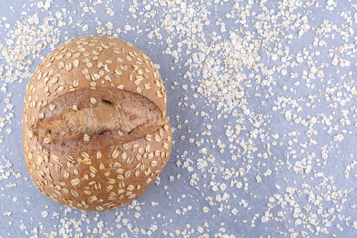 面团一条面包在大理石表面散落着一团雪花饭面粉面包