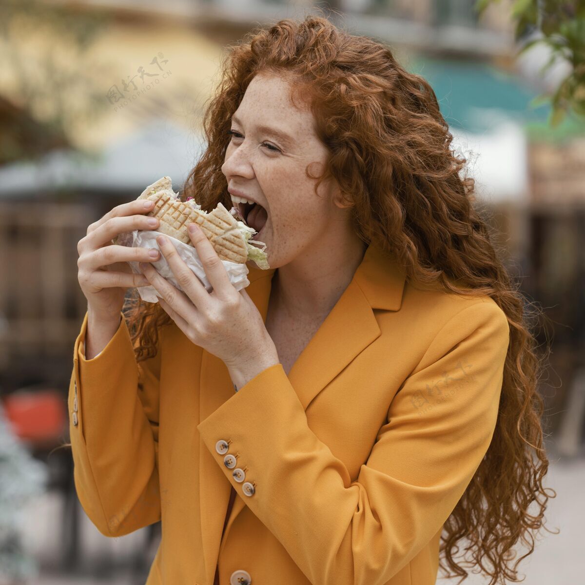 食物红发女人在吃街上的食物美味午餐美味