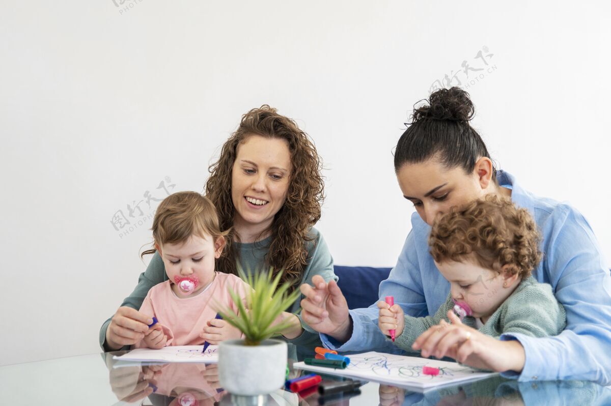 女同性恋夫妇Lgbt妈妈在家和孩子一起画画在一起婴儿妈妈