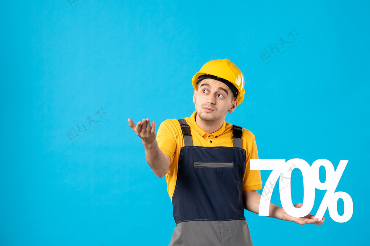 浴帽穿制服的男工人的正面图 蓝色上写着字帽子制服钱