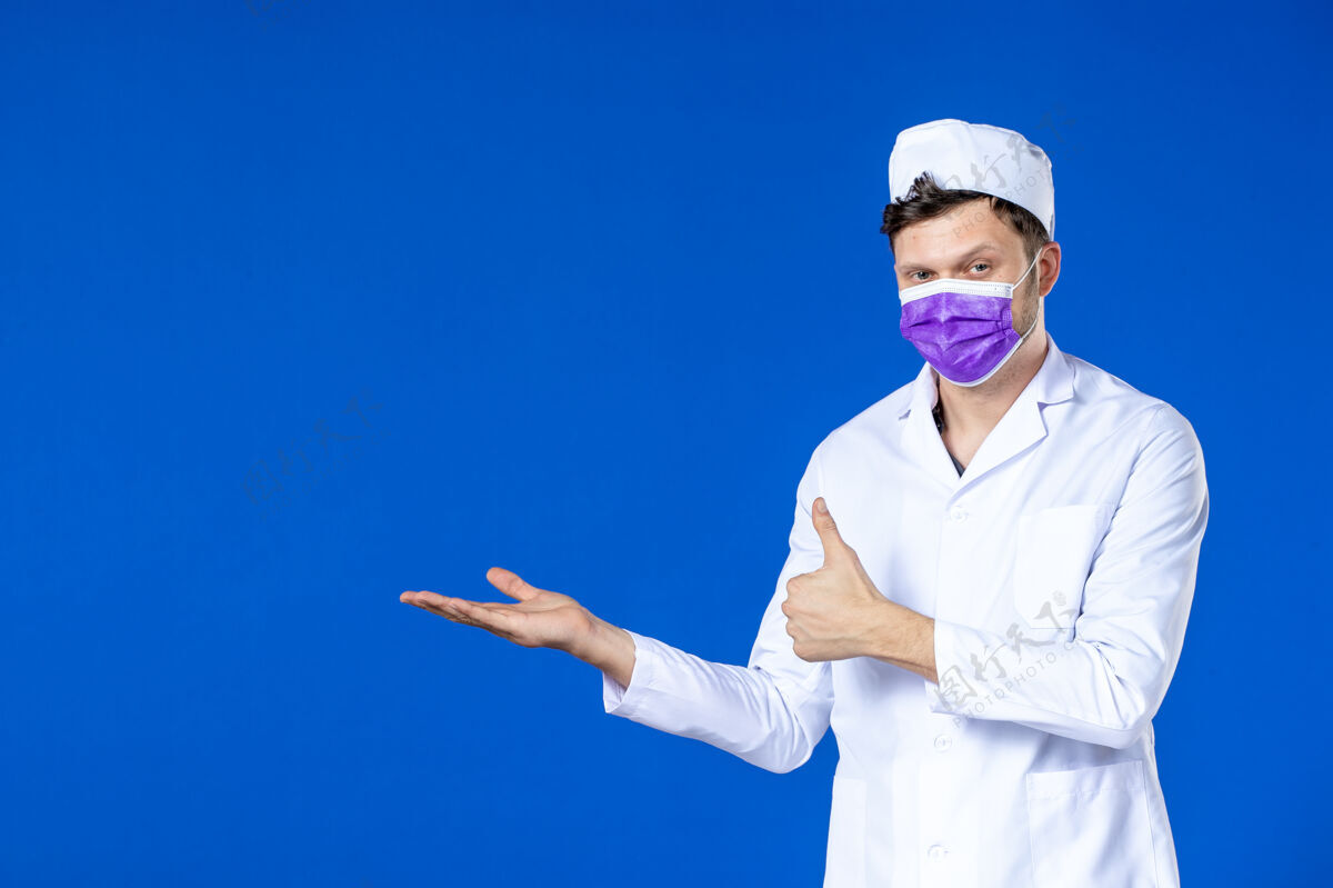 大流行身穿医疗服 蓝色面罩的男医生正面图男医生疫苗医院