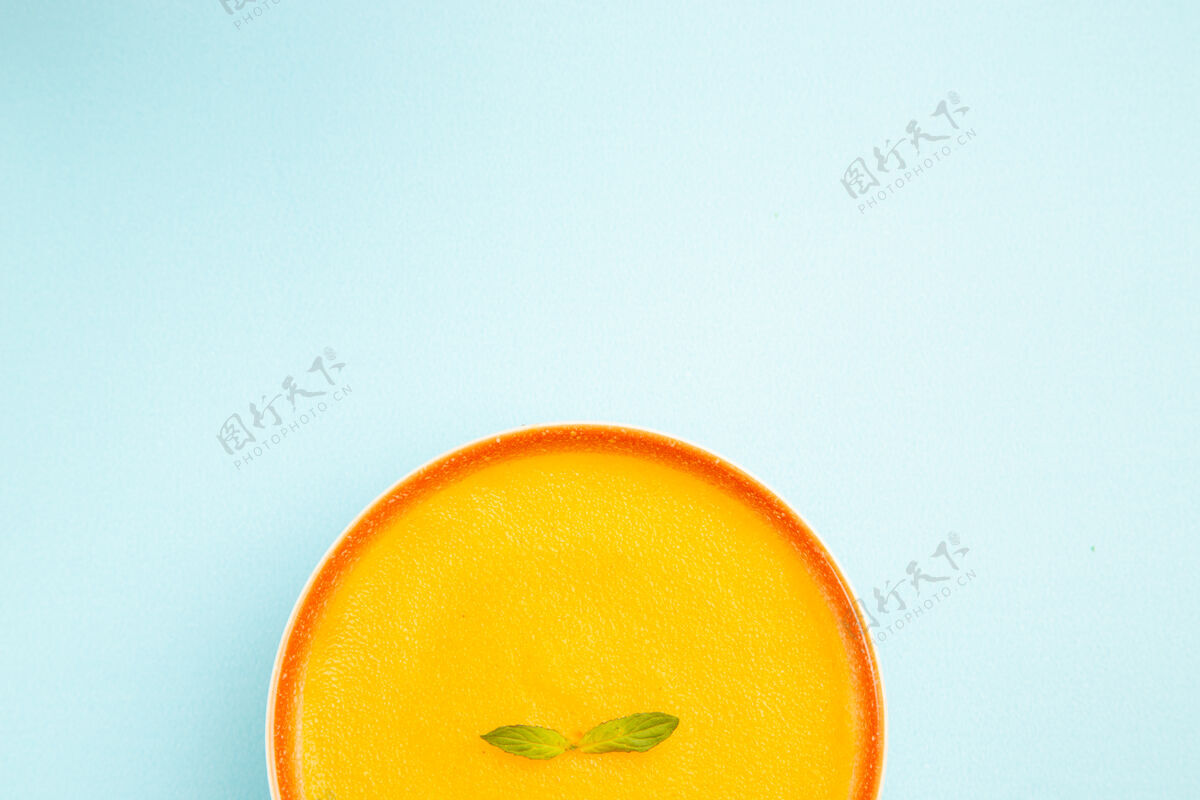 食物蓝色背景上南瓜汤的顶视图成熟新鲜盘子
