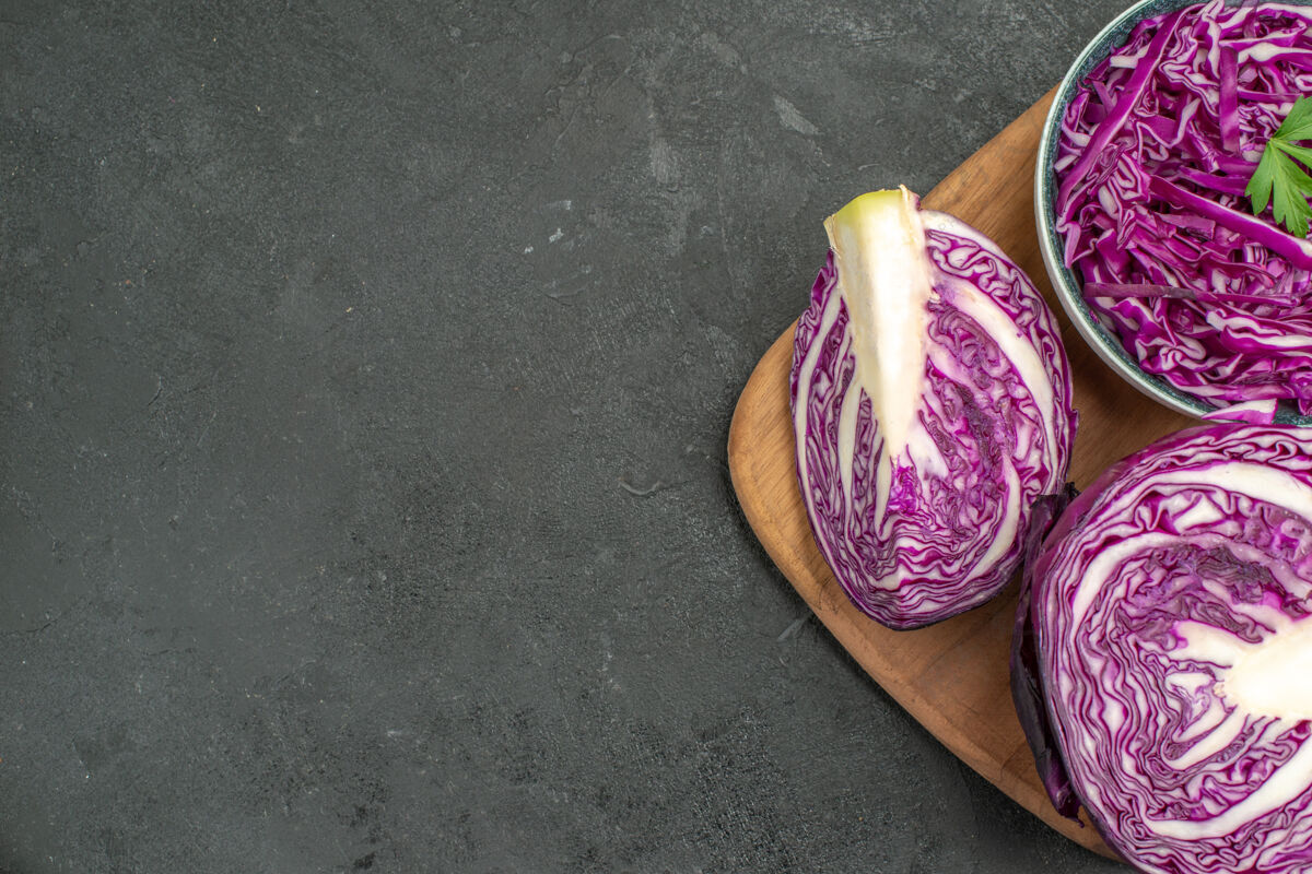 蔬菜新鲜的红色卷心菜切片俯视图洋葱红卷心菜沙拉