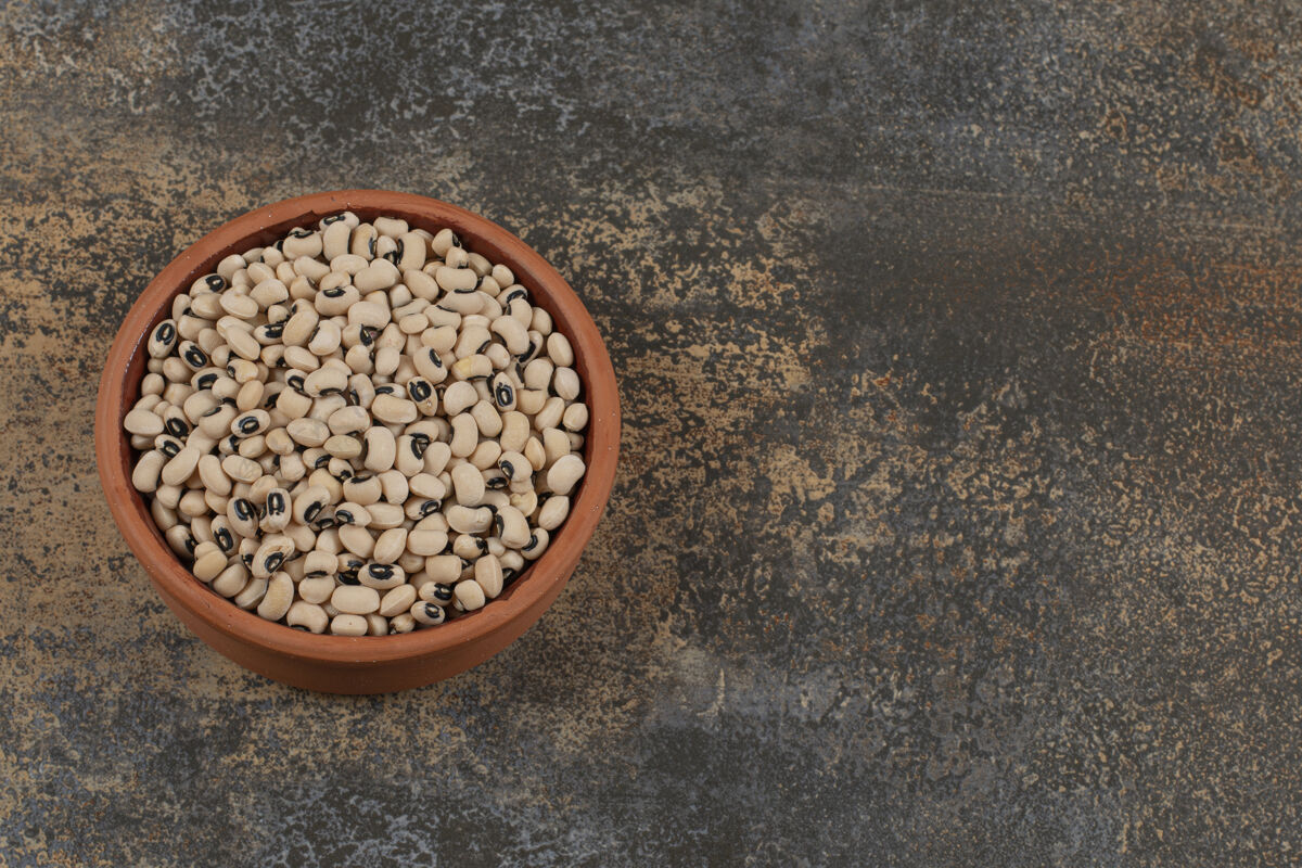 食品一堆生白豆放在陶瓷碗里豆类健康农业