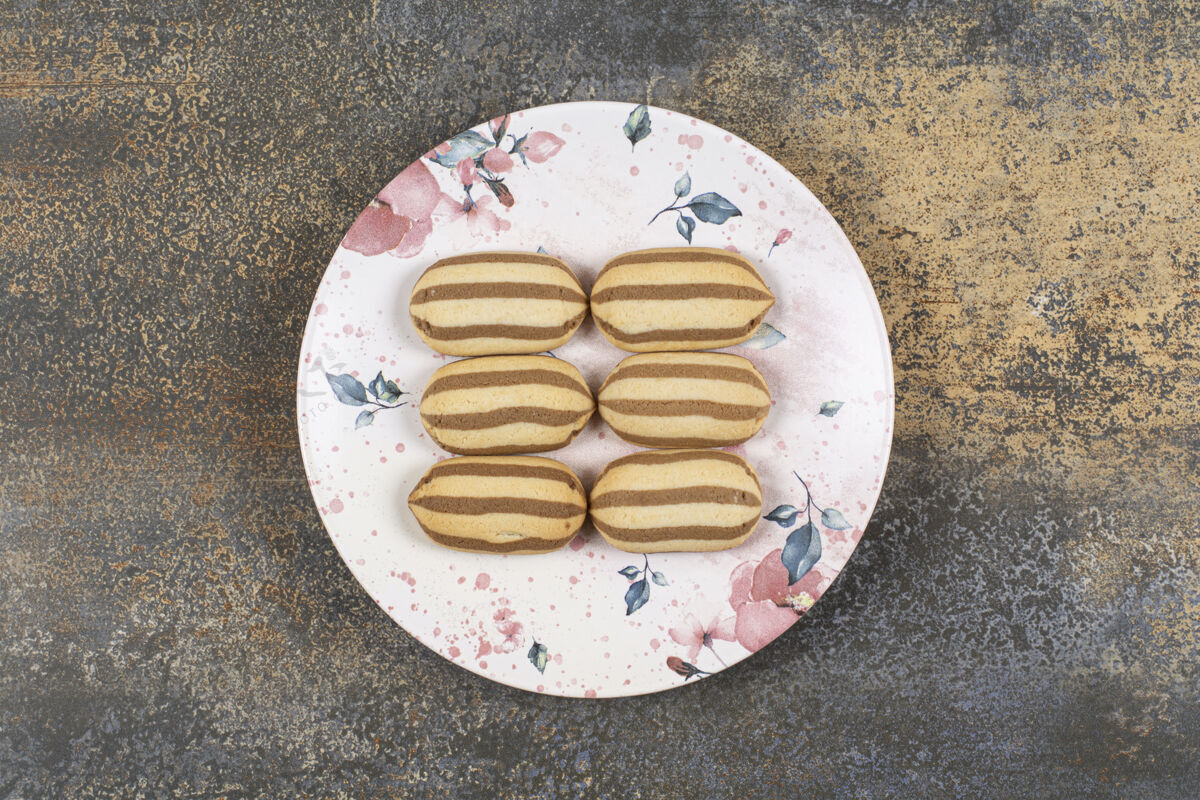 饼干美味的巧克力条纹饼干放在五颜六色的盘子里零食甜点点心