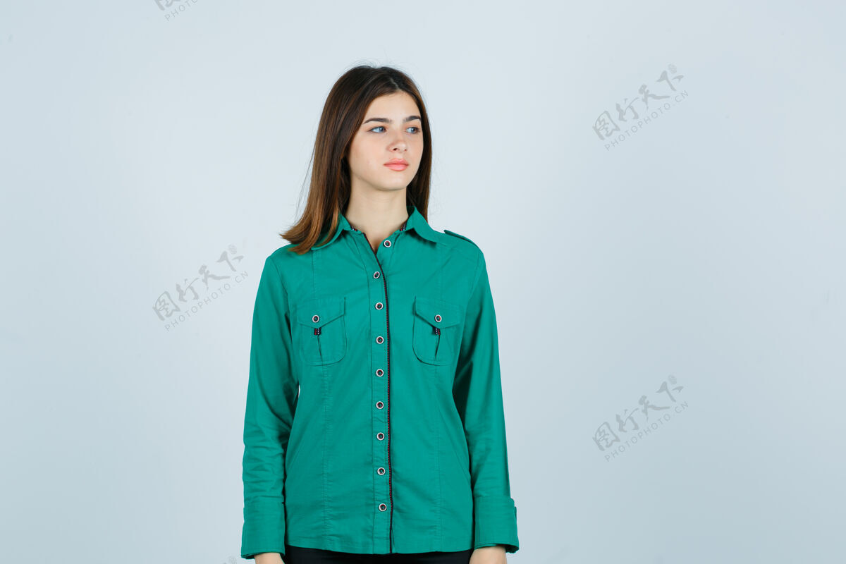 抑郁年轻的女性穿着绿色衬衫看着别处 看起来很悲伤前视图心烦窗户孤独