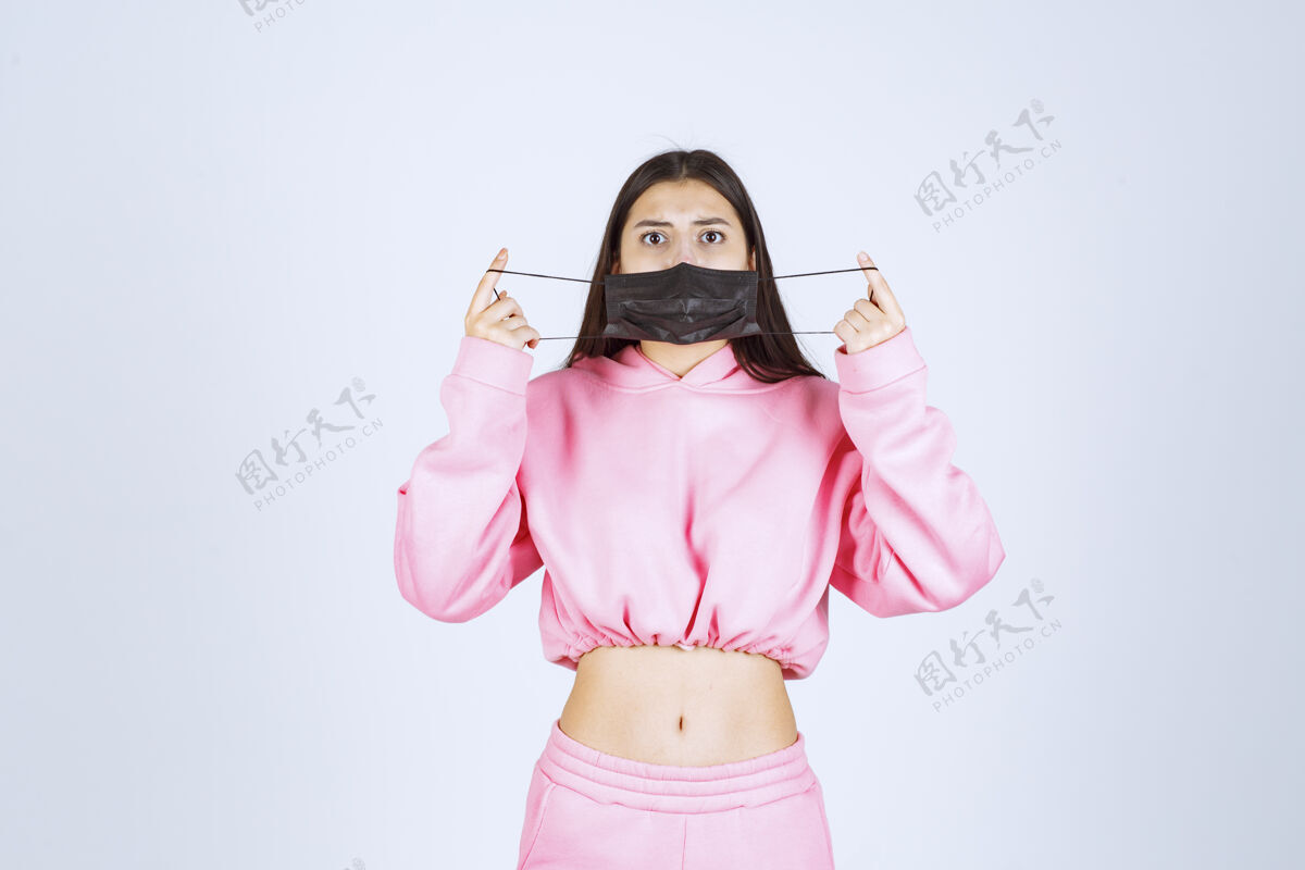 女孩女孩戴着黑色口罩以防病毒感染卫生制服模特