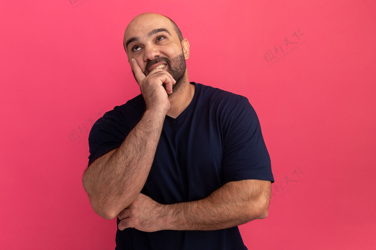 拼图一个留着大胡子的穿海军t恤的男人站在粉色的墙上 疑惑地抬起头 手放在下巴上伙计胡子站起来