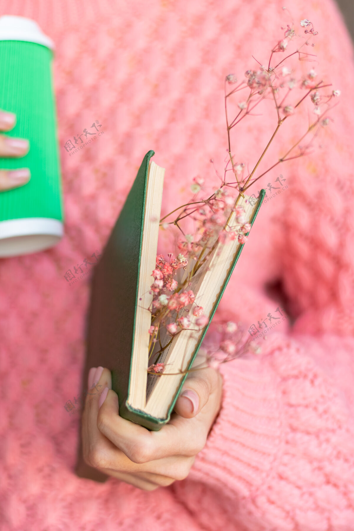 优雅一个女人拿着一本打开的书 里面有一束干花和一杯咖啡举行花束知识