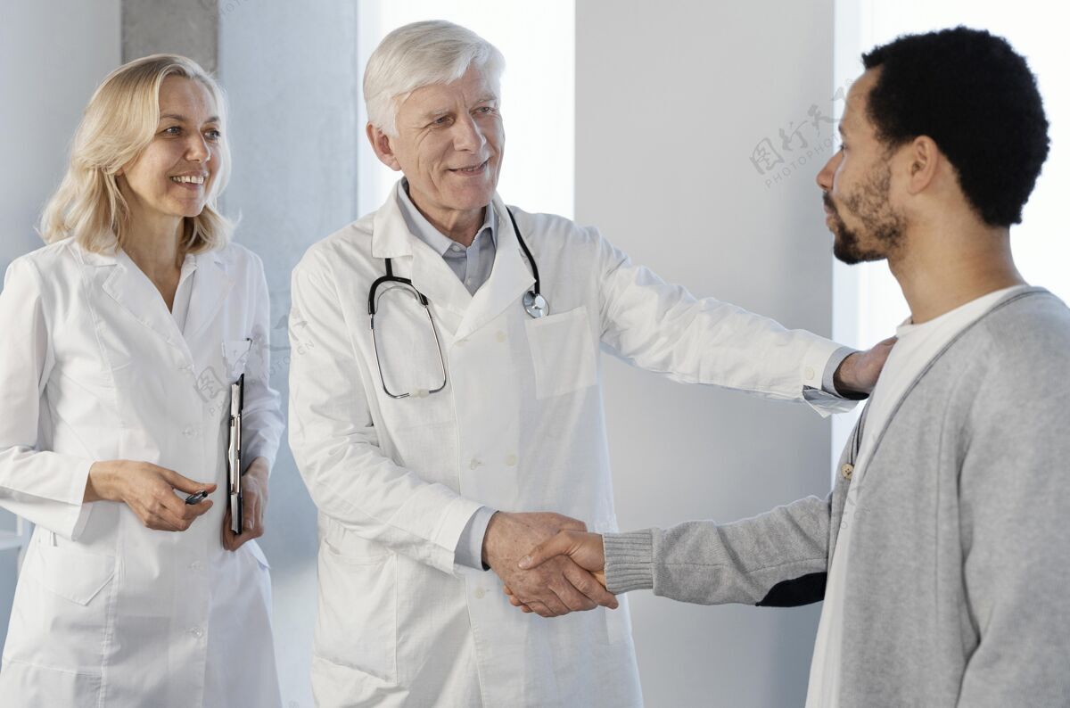 实验室医生在和一个年轻病人说话医生男人医院