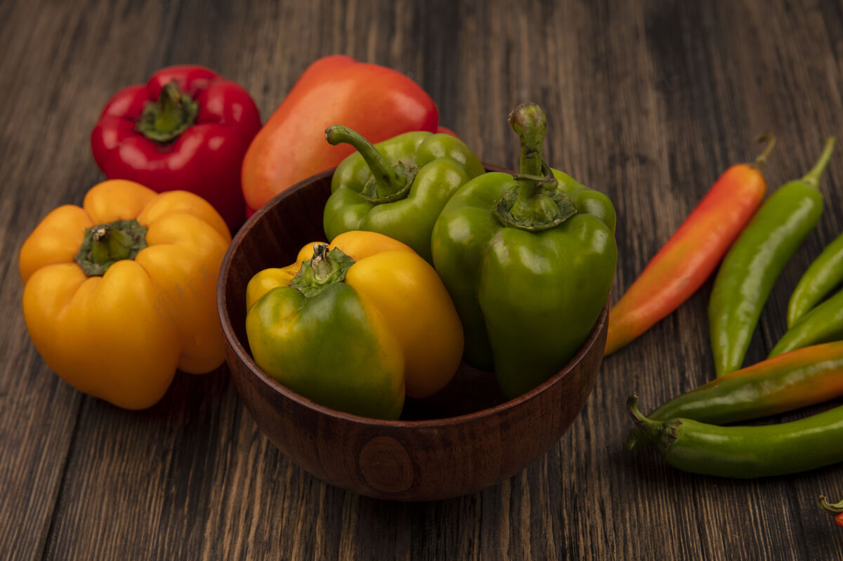 烹饪顶视图新鲜的青椒上一碗五颜六色的辣椒孤立在一个木制表面蔬菜健康有机