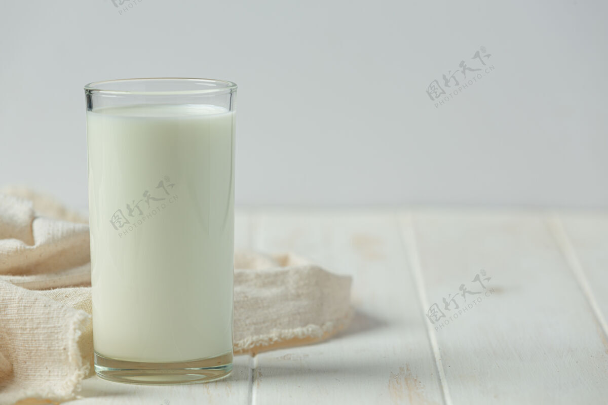 自然玻璃和牛奶瓶在白色的木头表面特写桌子木材