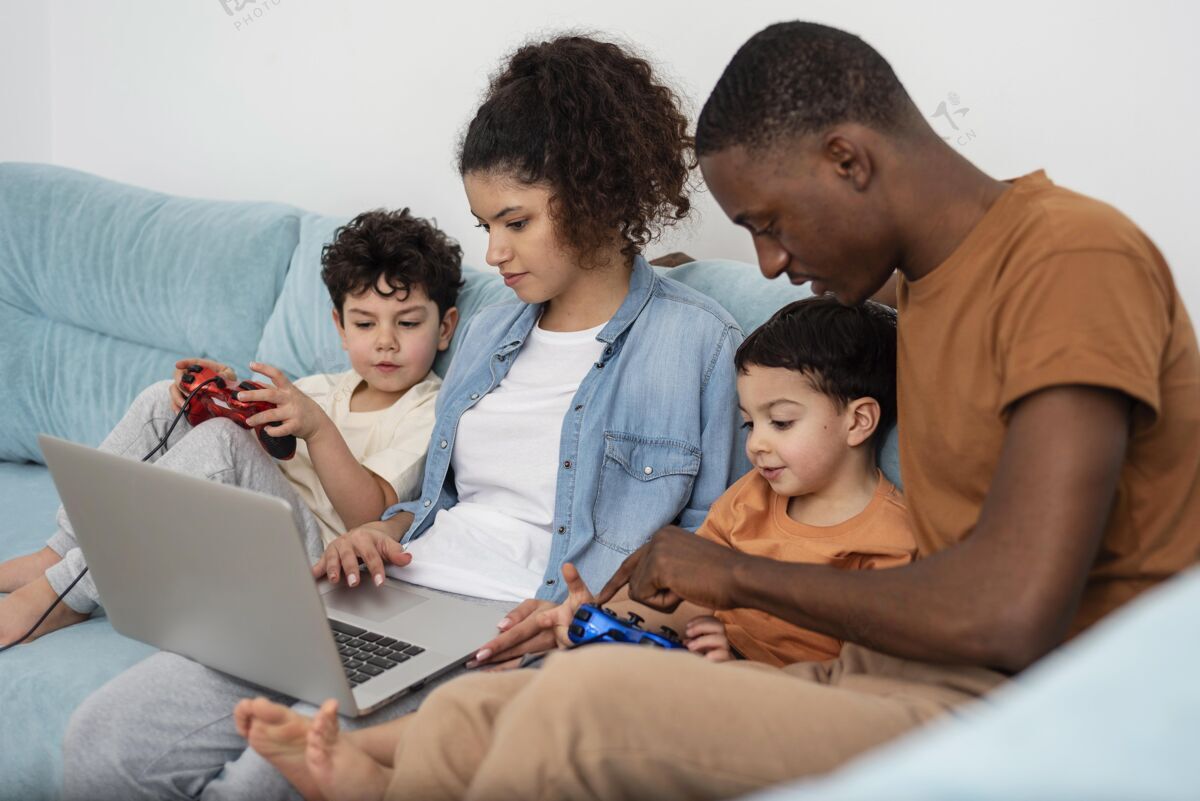 爸爸快乐的黑人家庭在笔记本电脑上看东西快乐的人家庭笔记本电脑