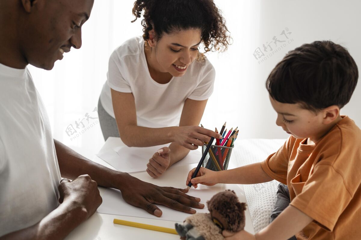 游戏快乐的黑人家庭绘画和着色快乐的家庭爱家庭