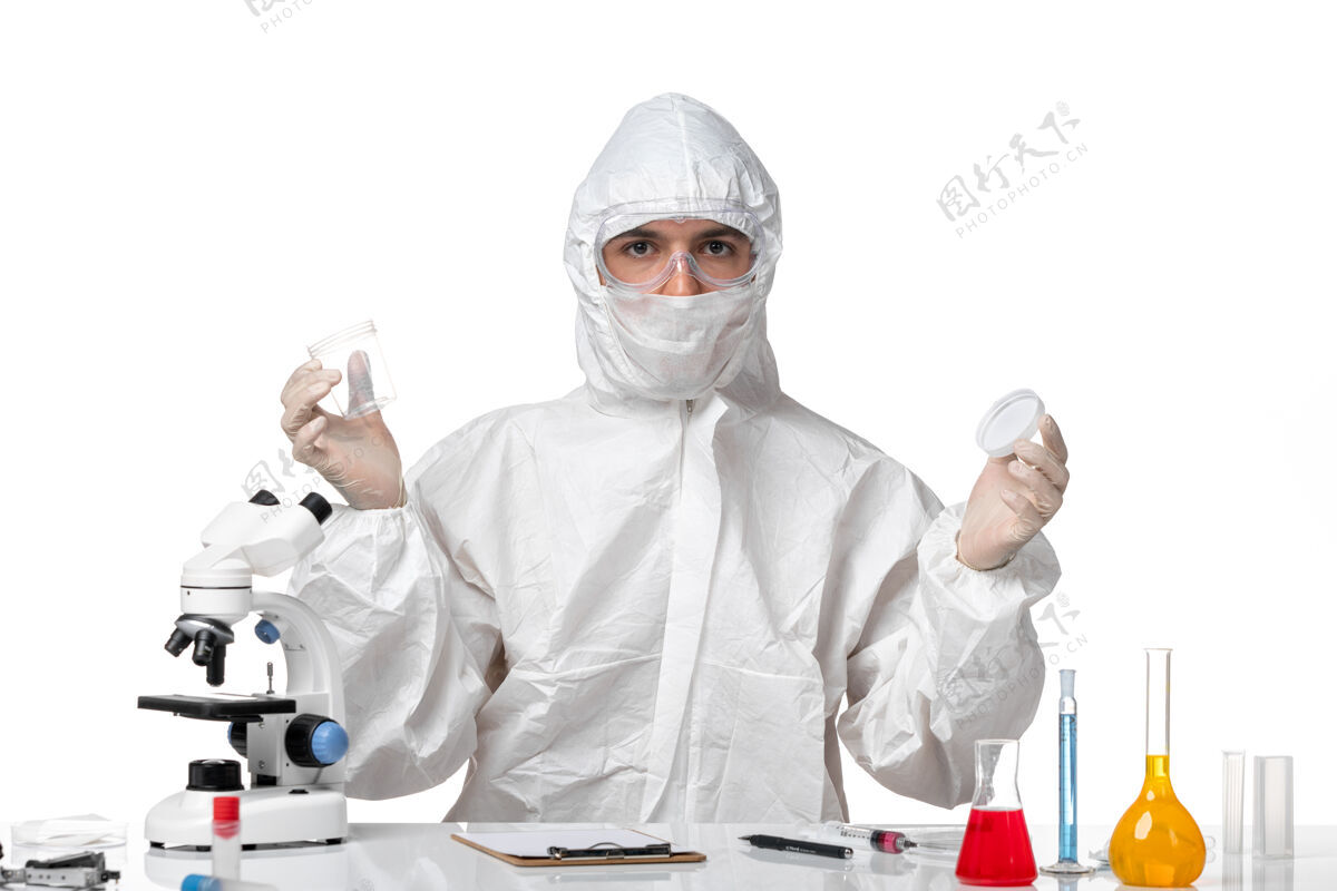 病毒正面图穿着防护服的男医生拿着烧瓶在空白处套装医院实验室外套