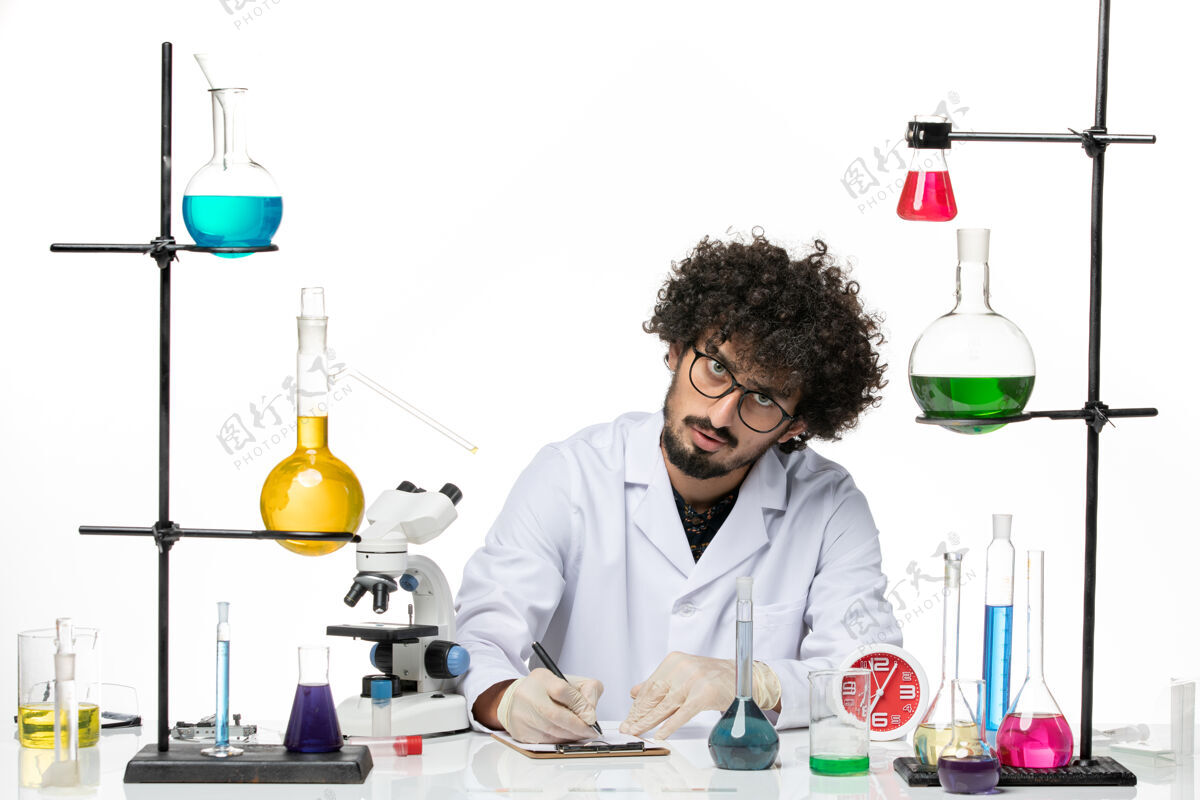 病毒正面图：穿着医疗服的男性化学家在空白处写下笔记实验室外套正面医生