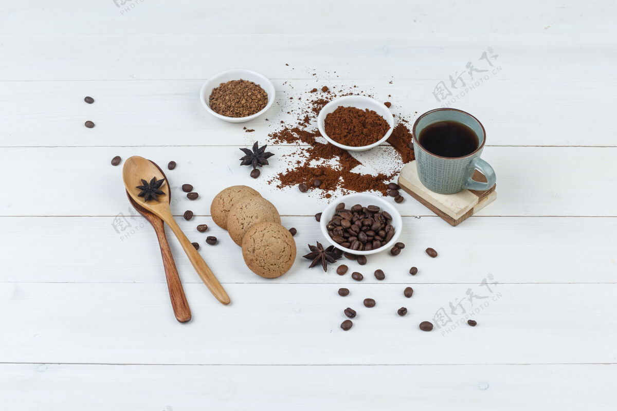 摩卡用咖啡豆 研磨咖啡 香料 饼干 木制背景上的木制勺子在杯子中高角度观看咖啡水平新鲜研磨豆子