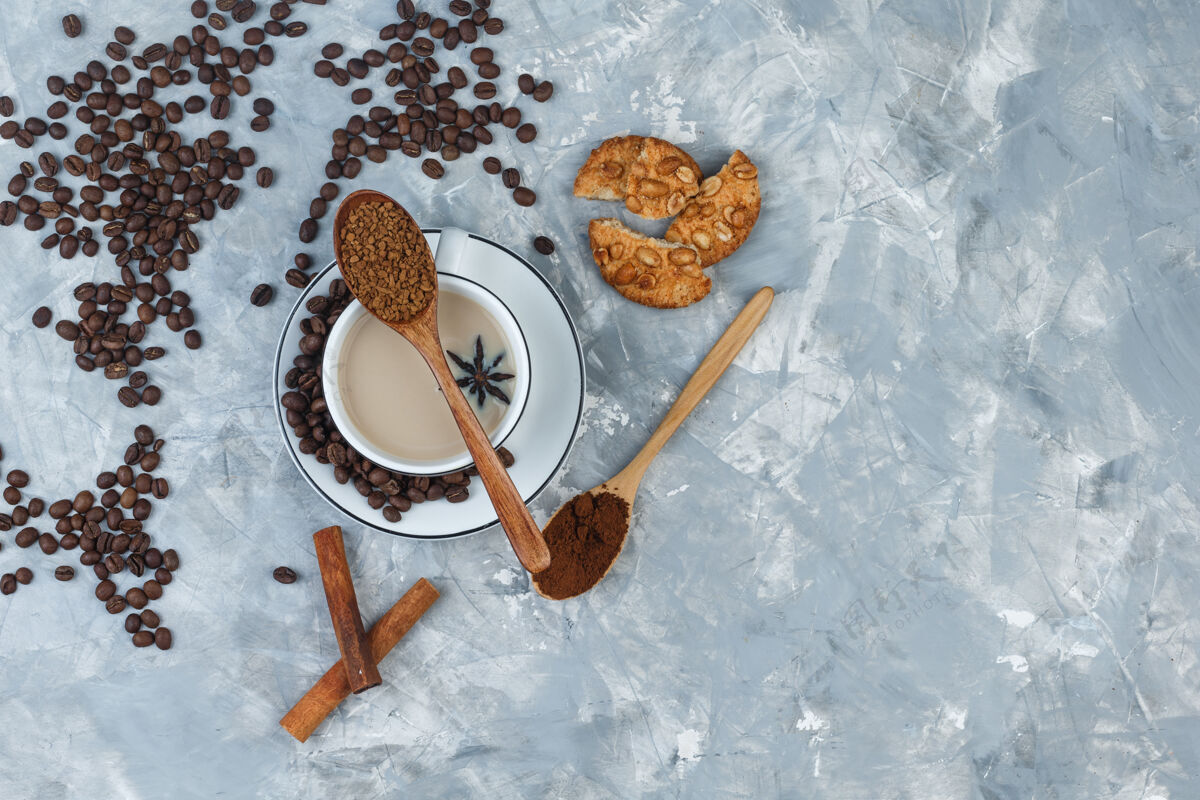 摩卡咖啡顶视图咖啡杯饼干 咖啡豆 研磨咖啡 香料灰色石膏背景水平种子石膏食物