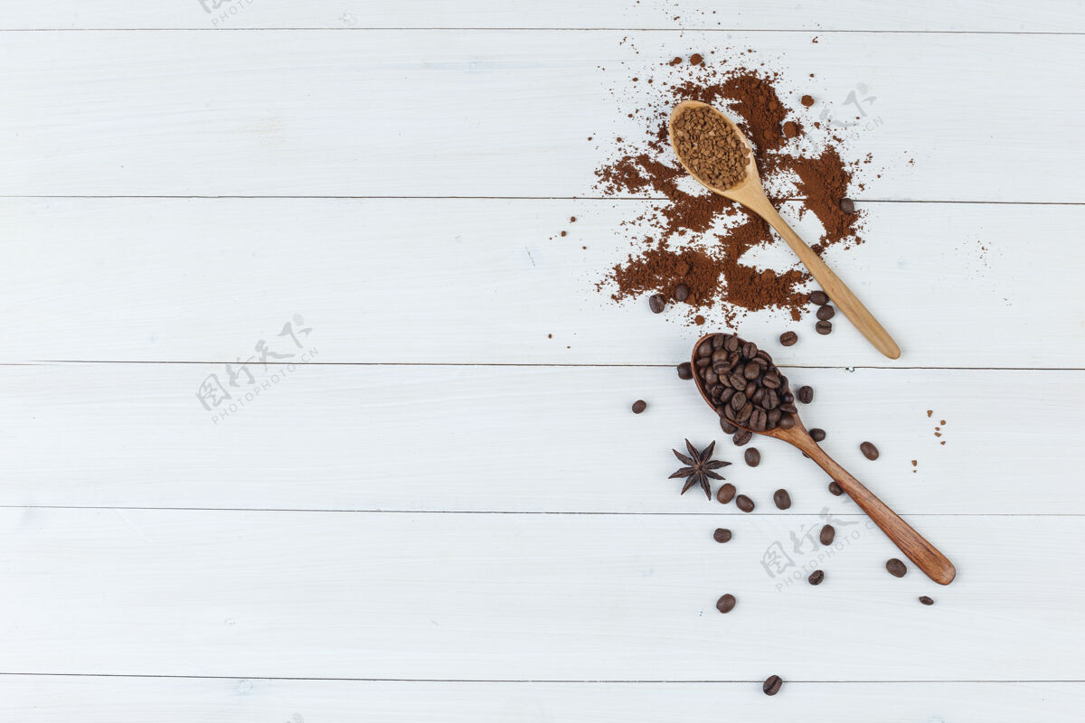 配料一套磨碎的咖啡和咖啡豆放在木制背景上的木制勺子里平放咖啡种子新鲜的