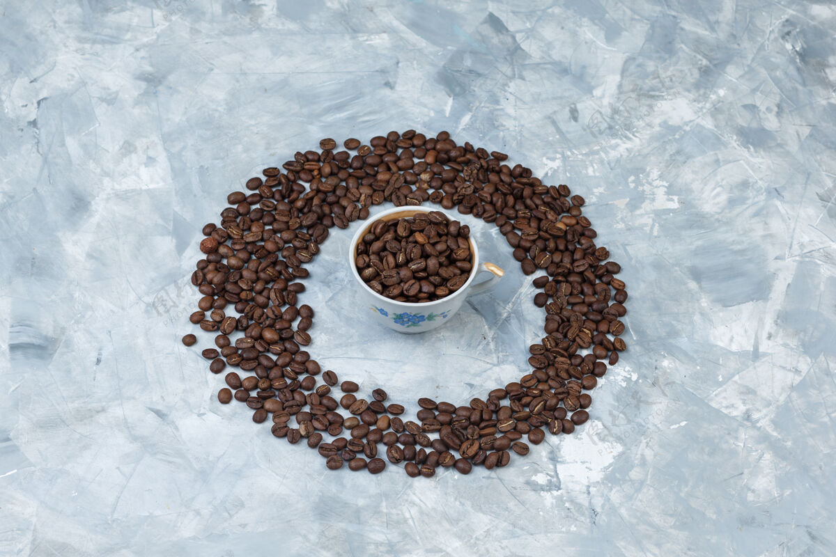 杯子高角度看咖啡豆在杯灰石膏背景水平质地阿拉伯语农作物